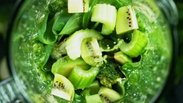 Zelený svěží smoothie smíchaný v mixéru, pohled shora — Stock video