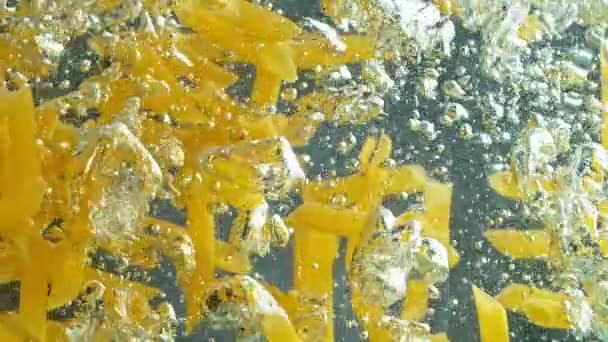 Кидання макаронних виробів у кип'ячену воду, повільний рух . — стокове відео