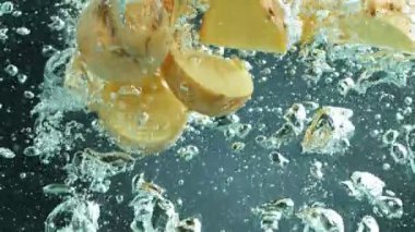 Kaynamış suda taze sebzeler, yavaş çekim..