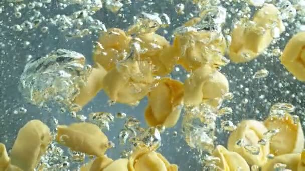 Kaste pasta i kogt vand, slow motion. – Stock-video