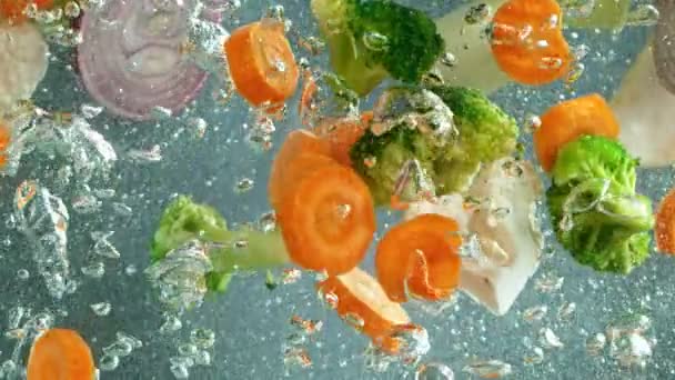 Verdure fresche in acqua bollita, slow motion. — Video Stock