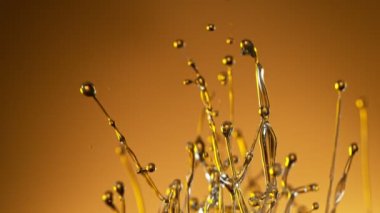 Altın Arkaplanda Su Sıçratan Yağın Süper Yavaş Çekimi 1000fps.