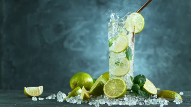 Coquetel de mojito refrescante em um copo na mesa de pedra preta, tiro de movimento lento macro . — Vídeo de Stock