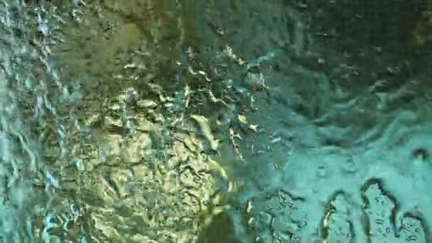 Дощ падає на Windows Glass, Макро знімає краплі води, які падають — стокове відео