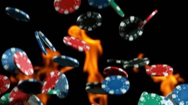 Poker fişleri kumarhane masasına düşüyor, yavaş çekim..