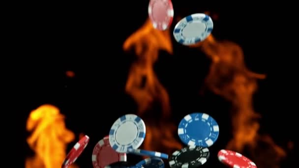 Poker fişleri kumarhane masasına düşüyor, yavaş çekim.. — Stok video