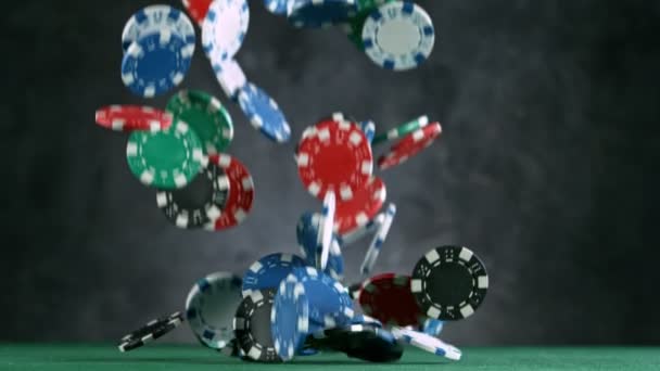 Покерные фишки падают на стол казино, замедленная съемка. — стоковое видео