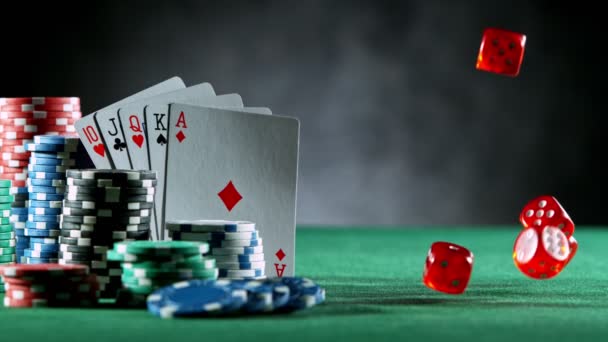 Kostky padající na stůl kasina, zpomalený pohyb. — Stock video