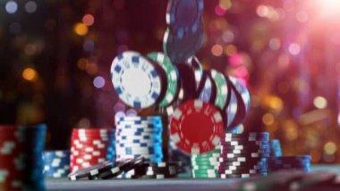 Poker fişleri kumarhane masasına düşüyor, yavaş çekim..