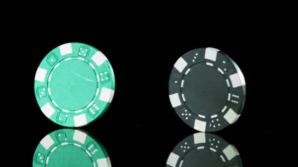 Poker żetony obracające się na stole w kasynie, zwolnione tempo. — Wideo stockowe