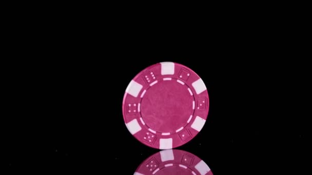 Покерные фишки на столе казино, замедленная съемка . — стоковое видео
