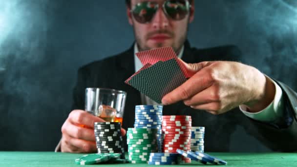 Poker speler gooit kaarten naar de camera. — Stockvideo