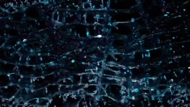 Acqua spruzzata su sfondo nero, super slow motion. Girato su una cinepresa ad alta velocità. — Video Stock