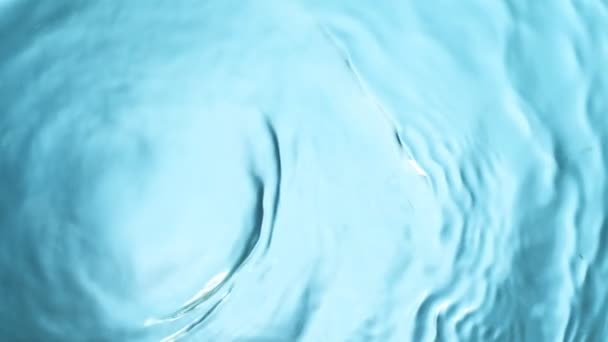 Salpicaduras de agua sobre fondo azul, super cámara lenta . — Vídeo de stock