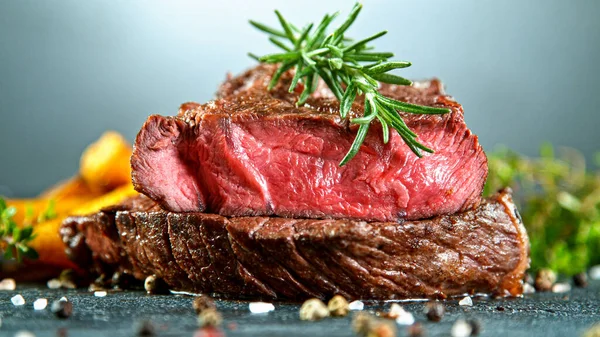 Close-up de bife de carne saborosa na mesa de pedra preta — Fotografia de Stock