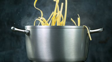 Kaynamış suya makarna atmak.