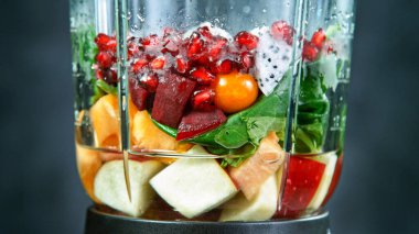 Karıştırıcıya karıştırılmış taze meyve püresi, arka görünüm