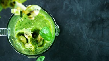 Blender ile karıştırılmış yeşil taze smoothie, üst görünüm