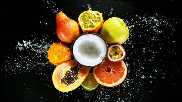 Super Slow Motion Shot de frutas frescas con agua salpicada —  Fotos de Stock