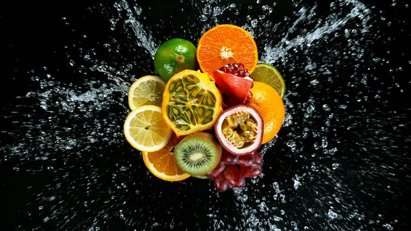 Super Slow Motion Shot de frutas frescas con agua salpicada — Foto de Stock