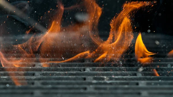 Grade de ferro fundido com chamas de fogo e faíscas — Fotografia de Stock