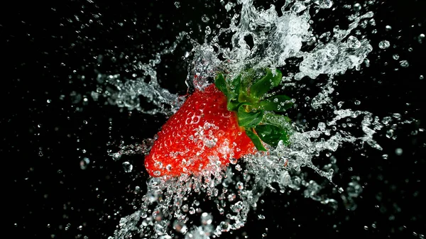 Πάγωμα κίνησης φρέσκιας φράουλας με χυμό πιτσιλίσματος. — Φωτογραφία Αρχείου