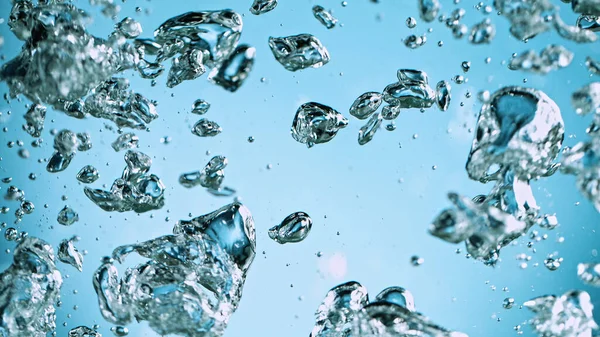 Bulles d'air dans l'eau sur fond bleu — Photo