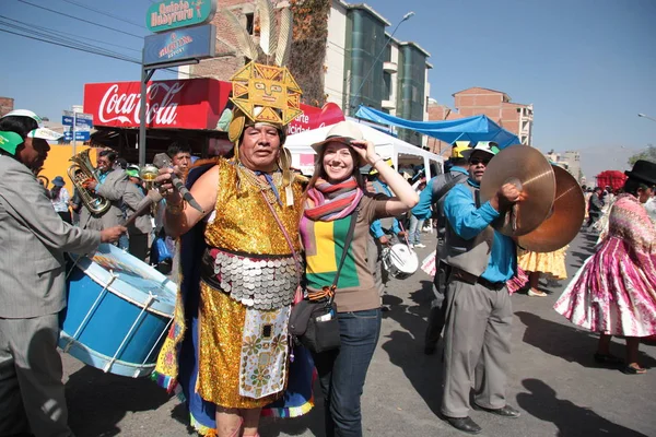 Человек-инка с счастливой девушкой-туристкой на параде в Боливии — стоковое фото