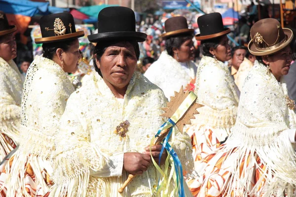 Cholitas mulheres no desfile de dança em Cochabamba — Fotografia de Stock