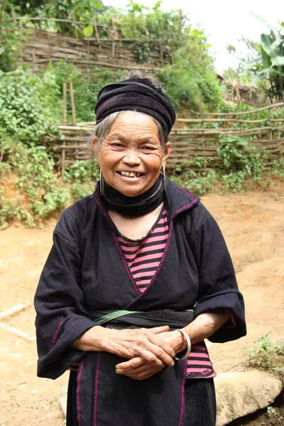 Černá Hmong stará žena s úsměvem, Sapa, Vietnam — Stock fotografie