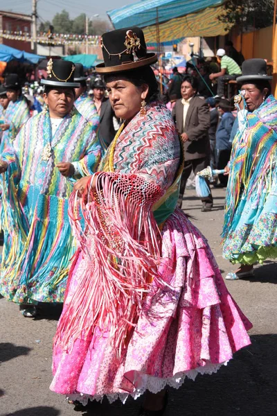 Cholitas mulheres dançam em trajes nativos na Bolívia — Fotografia de Stock