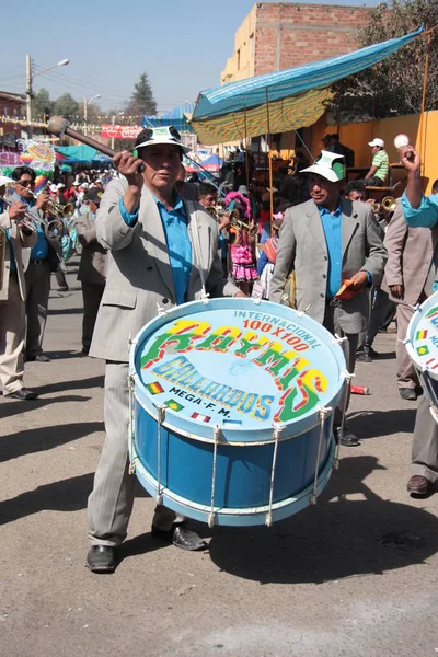 Drummer men play music at carnival in Bolivia — Stock Photo, Image