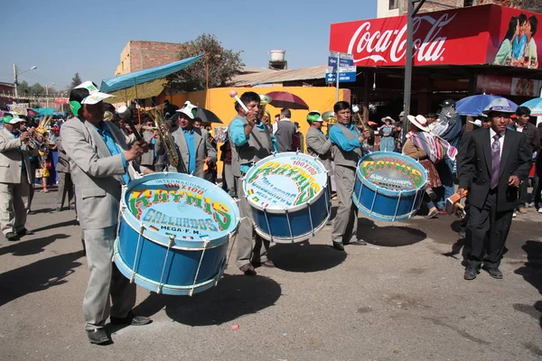 Drummers play music on festival in Bolivia — Stock Photo, Image