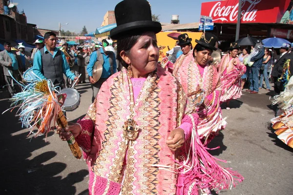 Folk dans och spela musik på karnevalen i Bolivia — Stockfoto