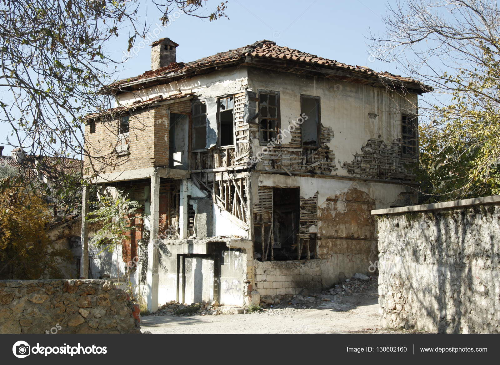 casa velha abandonada — Fotografias de Stock © jjspring #130602160