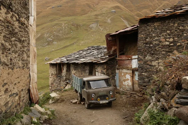 Pueblo medieval de gente Svan y coche viejo en Georgia —  Fotos de Stock