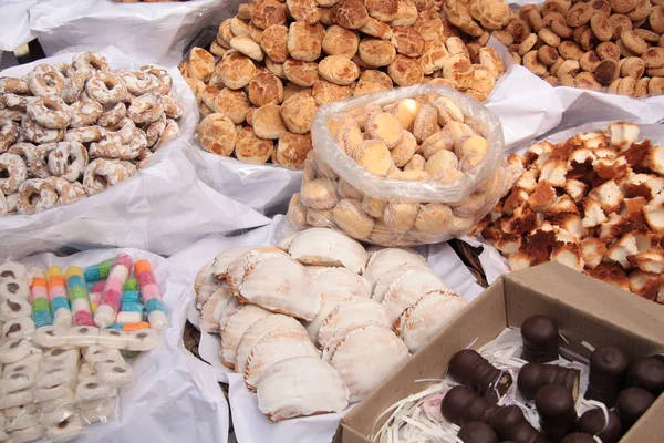 Pasticceria e biscotti in un mercato — Foto Stock