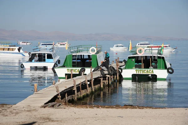 Tourist boats at the berth on Titicaca lake — Stock Photo, Image