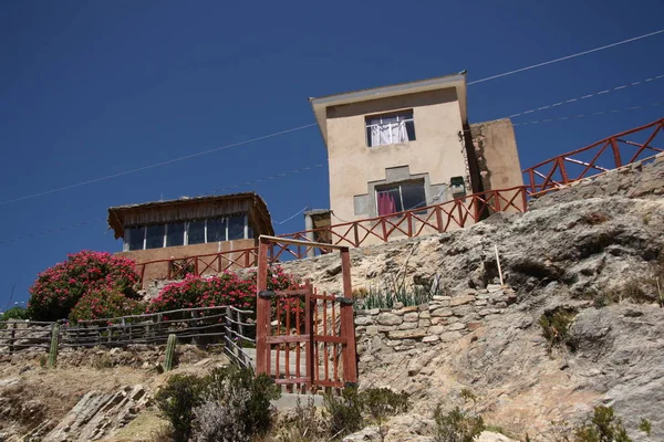 Traditionella bolivianska hus vid Titicacasjön i Bolivia — Stockfoto