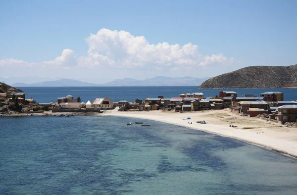 Krásný foreland s pláží v Isla Del Sol — Stock fotografie