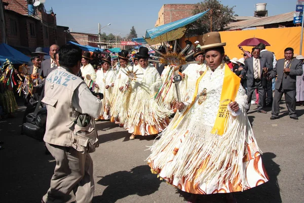 Mujeres cholitas bailan en el carnaval de Bolivia —  Fotos de Stock
