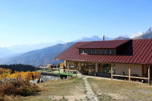 Piccolo hotel di montagna con una splendida vista autunnale — Foto Stock