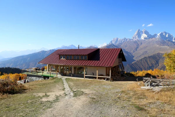 Hotel górski i piękny widok na góry Ushba — Zdjęcie stockowe