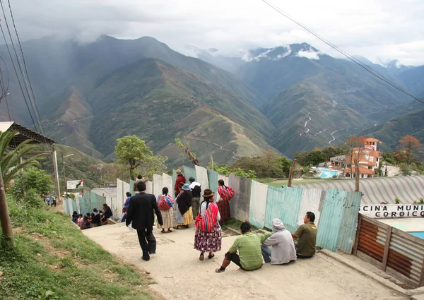 Mensen in een straat van Coroico, Bolivia — Stockfoto