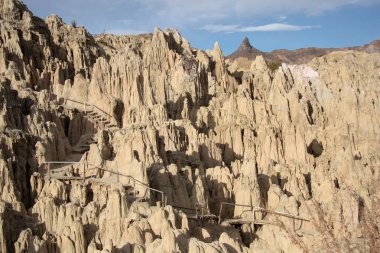 Turist yolu kayalarda Moon Valley, Bolivya'nın