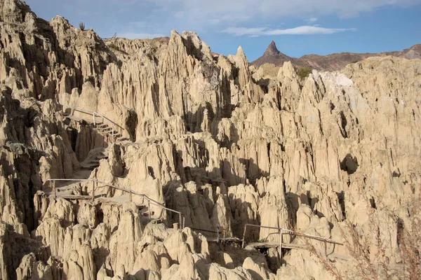 Туристическая тропа в скалах Мун-Валли, Боливия — стоковое фото