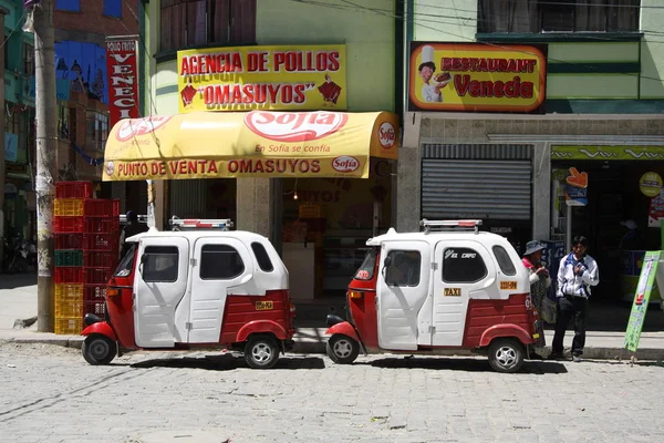 Tuk Tuk taxi bilar på restaurangen i Coroico, Bolivia — Stockfoto