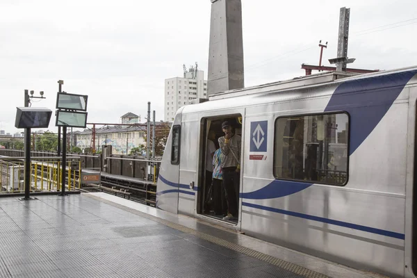 Träna på plattformen av Tatuape tunnelbanestation i Sao Paulo — Stockfoto