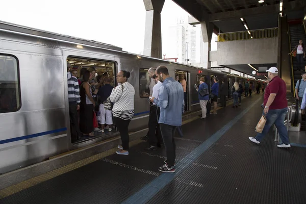 Multidão de pessoas em um metrô de São Paulo, Brasil — Fotografia de Stock