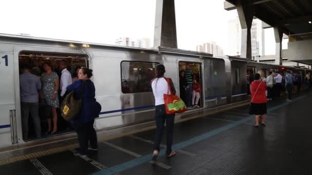 Tömeg, az emberek a metróban Sao Paulo, Brazília — Stock videók